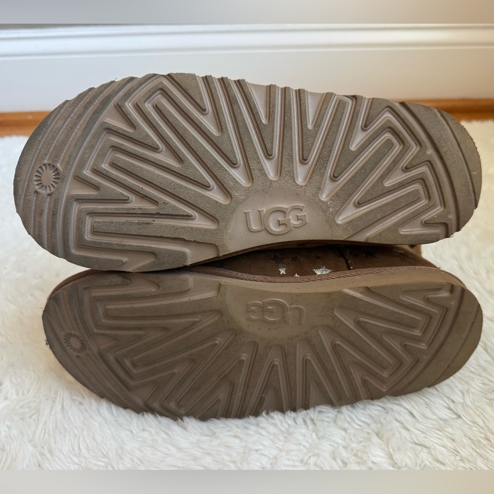 Kids UGG Mini II Stars Suede Shearling Lined Boots (Chestnut & Silver) - Picture 4 of 4